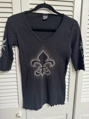 Freedom Black Rhinestone Fleur-de-Lis V-Neck Top Size Large, new without tags